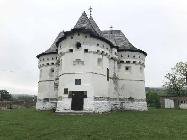 Покровская церковь, расположенная в селе Сутковцы в Хмельницкой области / © commons.wikimedia.org