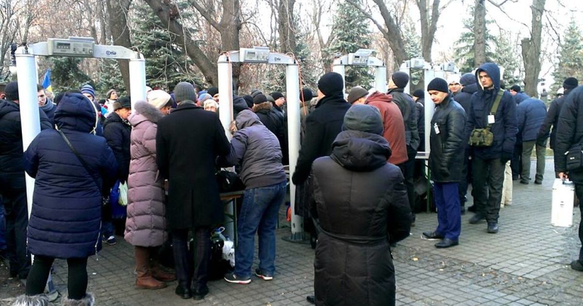 Людей до Меморіалу пропускають лише через металошукачі