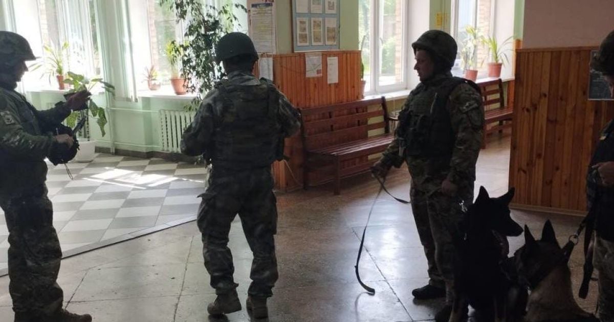 В администрацию школы поступило анонимное сообщение о возможной опасности