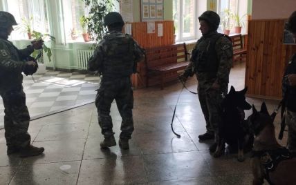Сорванная учеба: в одной из школ в Вишневом спасатели с собаками искали взрывчатку (фото)