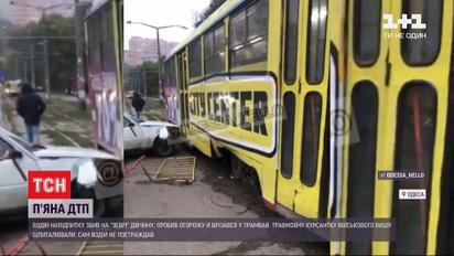 В Одессе пьяный водитель сбил на пешеходном переходе 17-летнюю девушку и врезался в трамвай