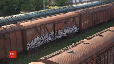 В Луцке спасают 16-летнего парня, которого ударило током на крыше вагона