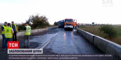 Новости Украины: в Днепропетровской области фура заблокировала трассу почти на 3 часа