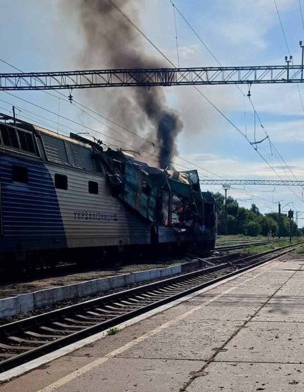 Атака РФ по пассажирскому поезду на Днепропетровщине / © Укрзализныця