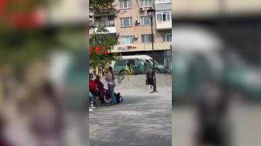 У Запоріжжі люди у військовій формі намагалися заштовхати чоловіка до авто