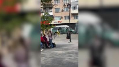 У Запоріжжі люди у військовій формі намагалися заштовхати чоловіка до авто