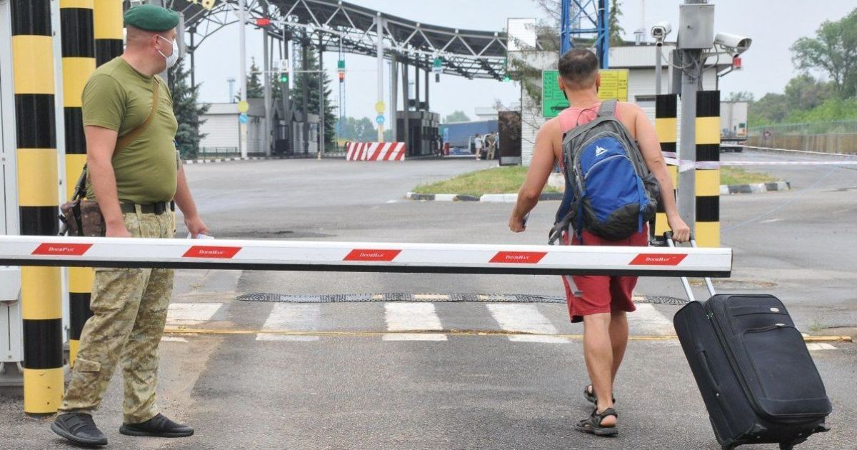 Немає світла і уповільнене оформлення: громадян попередили про черги на одному з пунктів на кордоні з Польщею