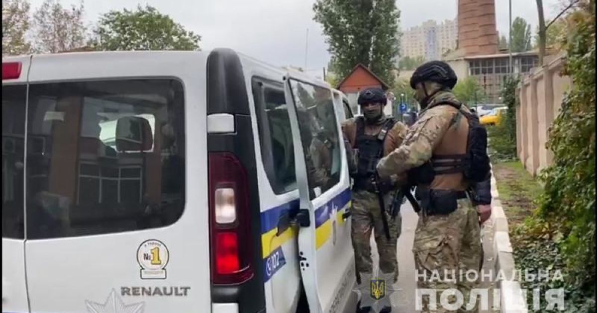 В Одесі чоловіка виштовхали з власної квартири і замінили замки: розбиратися приїхав спецназ (фото, відео)