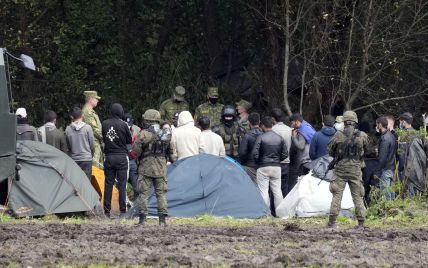 На польсько-білоруському кордоні мігранти розкинули новий табір