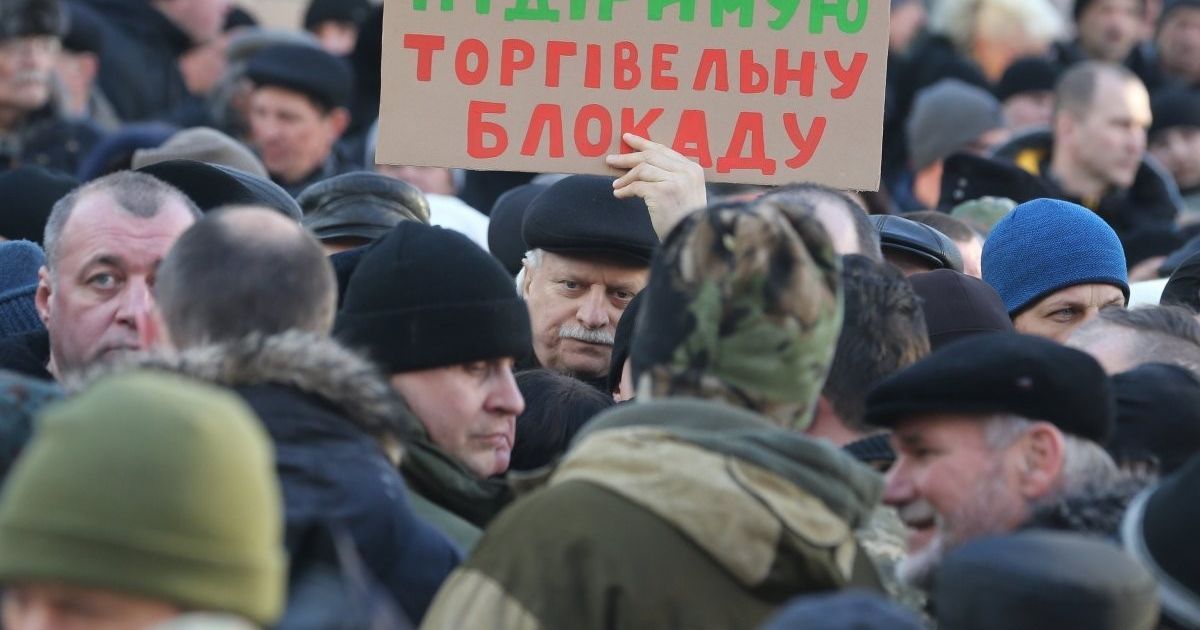 Депутаты Ровенского облсовета поддержали блокаду ОРДЛО и осудили силовой разгон ее активистов