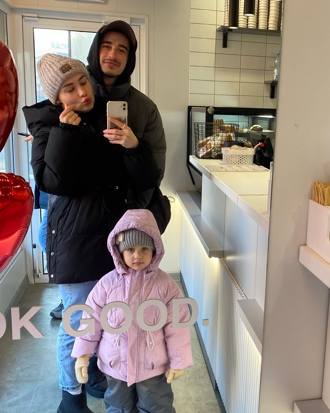 Роман Сасанчин с женой и дочерью / © instagram.com/annavi_sasanchyn