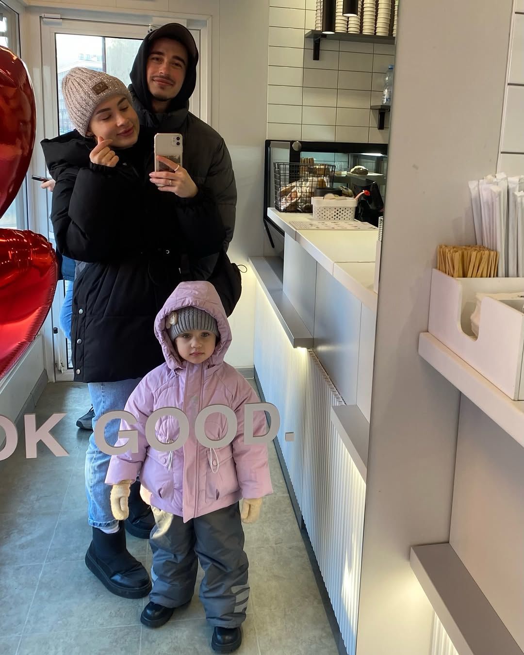 Роман Сасанчин с женой и дочерью / © instagram.com/annavi_sasanchyn