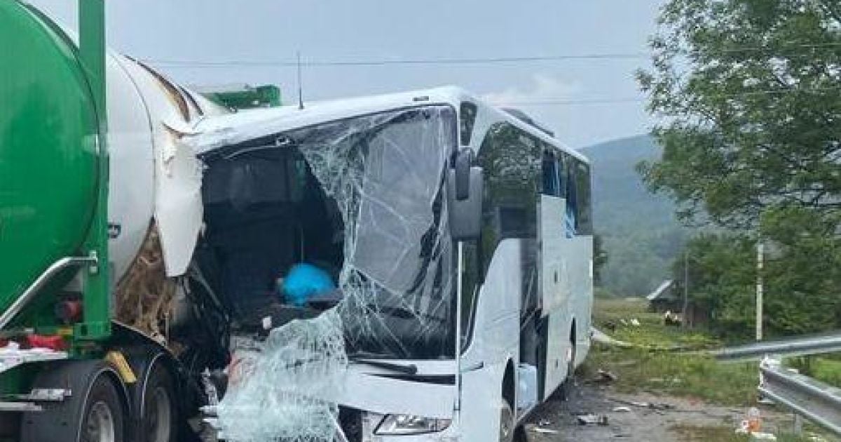 Зіткнулись автобус і дві вантажівки, є загиблий: подробиці моторошної ДТП на Львівщині (фото)