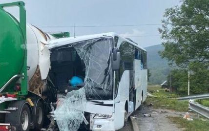 Зіткнулись автобус і дві вантажівки, є загиблий: подробиці моторошної ДТП на Львівщині (фото)