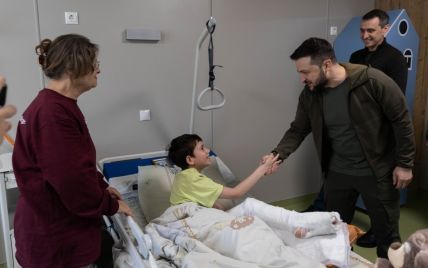 Зеленський відвідав у лікарні двох поранених дітей-сиріт із Маріуполя, яких повернули з окупації (відео)