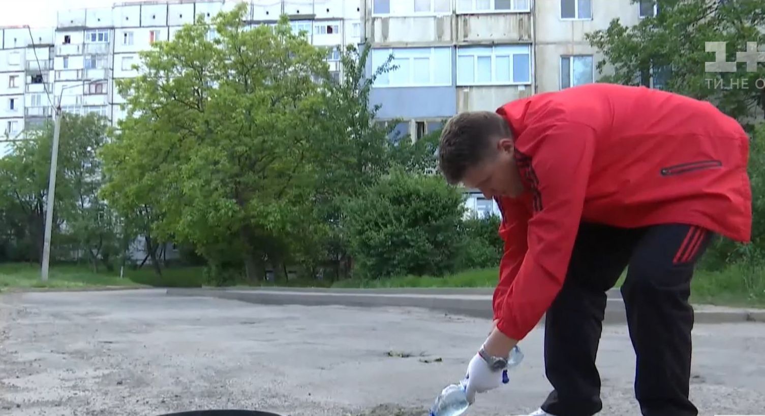В Черновцах ученый поставил себе задачу залатать 100 ям на местных дорогах