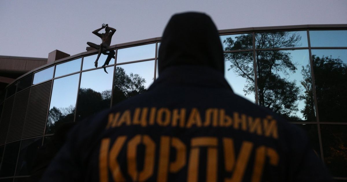 Заблокирован вход к базе Нацкорпуса в Киеве. Опубликовано видео изнутри