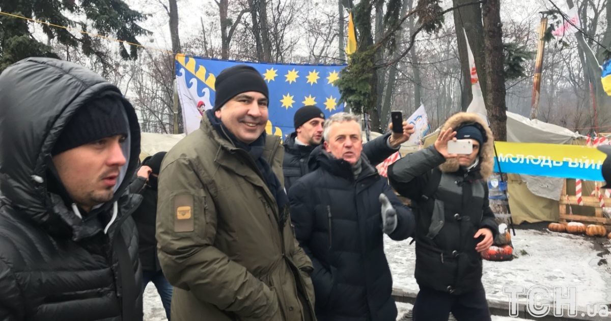 Саакашвілі сидить у наметі. Підхід до нього охороняють троє людей