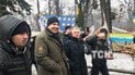 Саакашвілі сидить у наметі. Підхід до нього охороняють троє людей