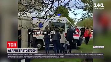 Новини України: у Рівненській області перекинувся бус із пасажирами - четверо людей зазнали травм