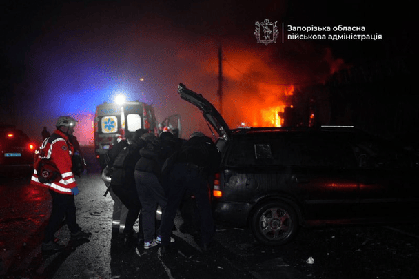 Врачи борются за жизнь женщины, пострадавшей в результате авиаудара по Запорожью: что известно