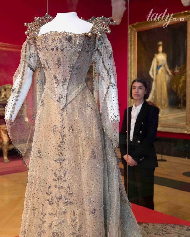 Сукня королеви Александри на виставці в Лондоні / © Getty Images