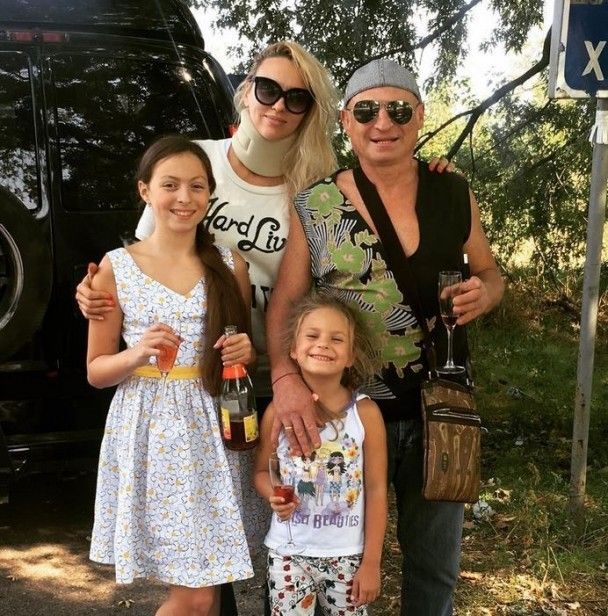 Оля Полякова с семьей