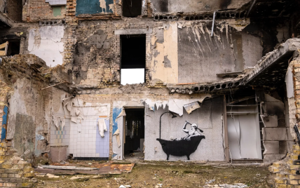 Бенксі підтвердив, що створив сім муралів в Україні: фото робіт вуличного художника