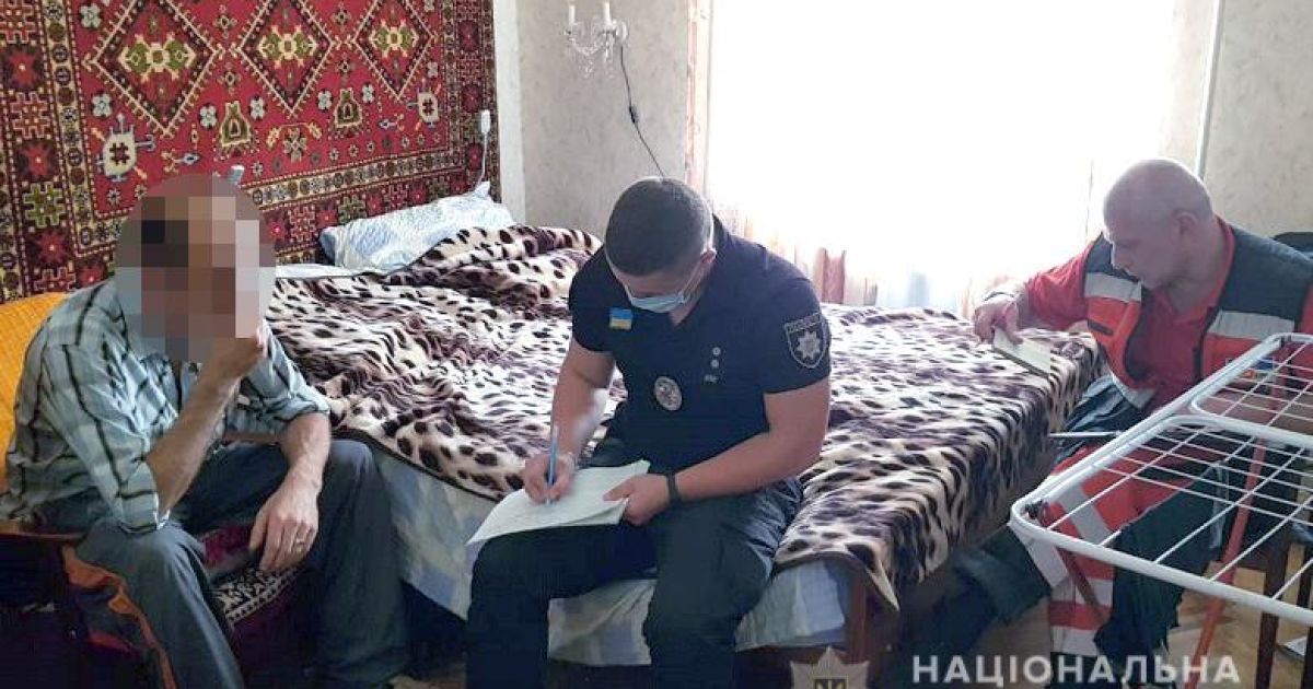 У Києві чоловік під час сварки зв’язав матері руки ременем від дорожньої сумки