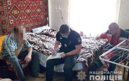 В Киеве мужчина во время ссоры связал матери руки ремнем от дорожной сумки