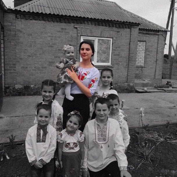 Ауріка Воронова з сімома братиками та сестричками / © із соцмереж