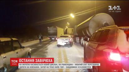 Через негоду на трасі Київ-Чоп утворився 10-кілометровий затор