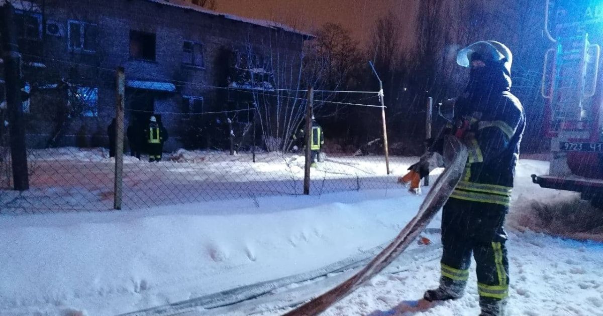 Пожежа у будинку на територій школи у Києві
