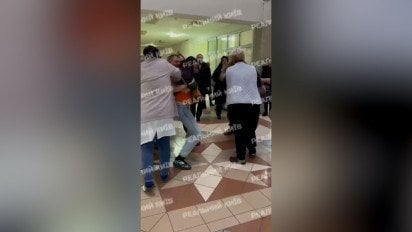В больнице Киева люди в форме схватили парня (видео)
