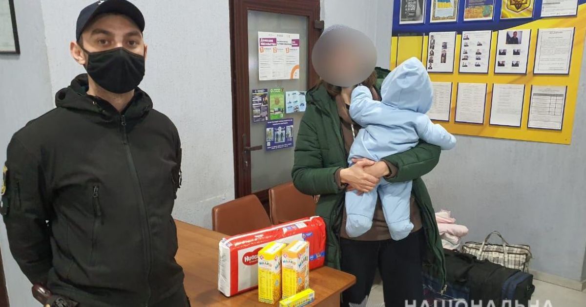 Чоловік вигнав на вулицю жінку з немовлям: в Херсоні копи допомогли матері-одиначці