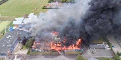 В Великобритании масштабный пожар полностью уничтожил школу