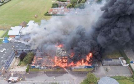 В Великобритании масштабный пожар полностью уничтожил школу