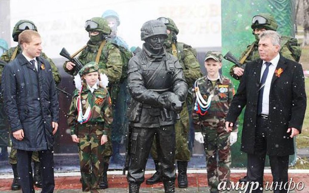 В России открыли  памятник "зеленому человечку" / © Амур.Инфо