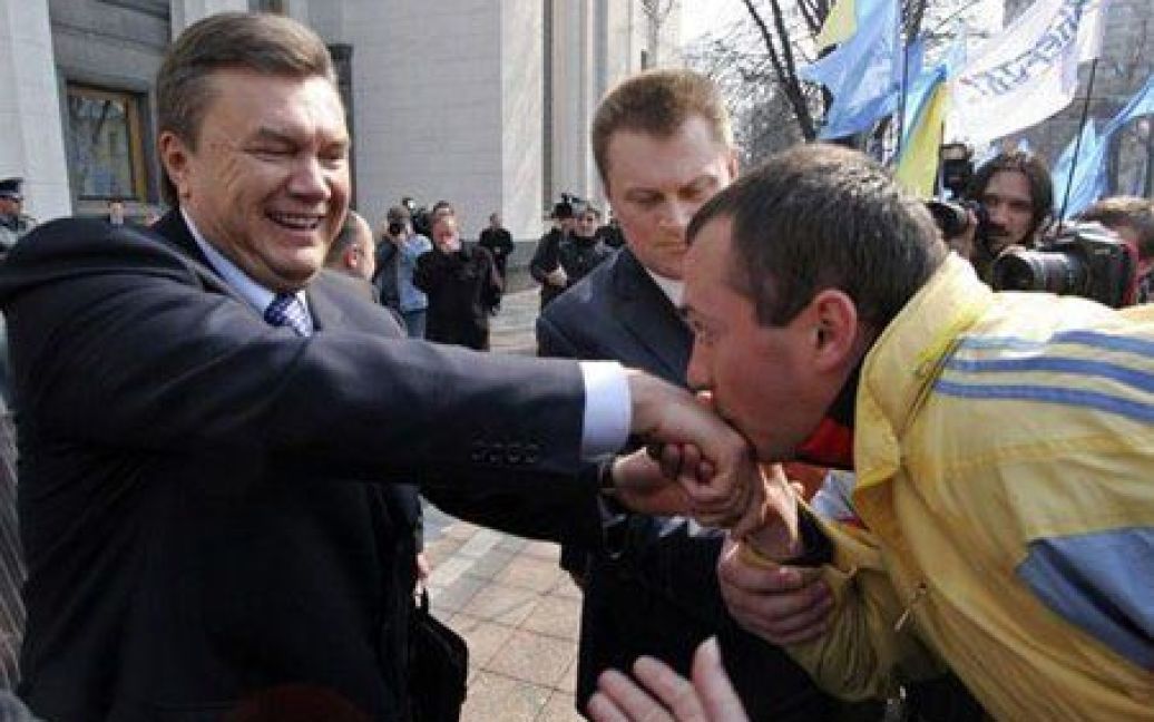 Віктор Янукович і його палкий шанувальник / © 