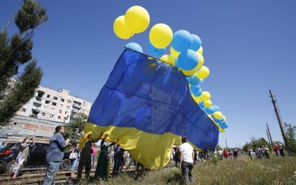 Над временно оккупированным Донецком появился 15-метровый флаг Украины