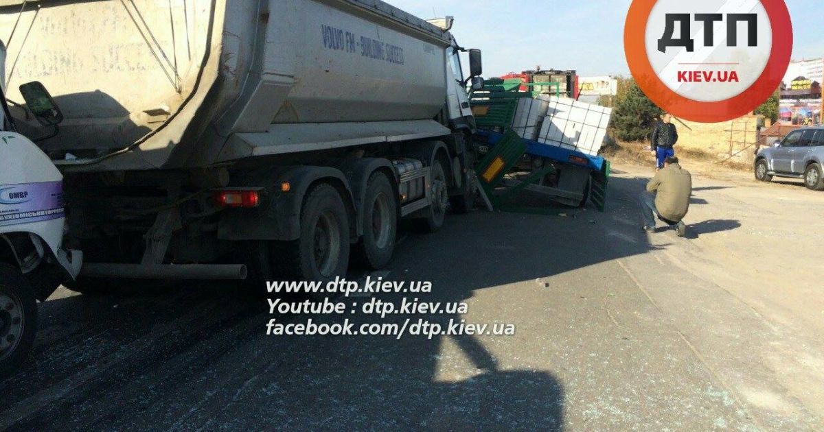 Машины получили разное количество повреждений, сколько пострадавших - неизвестно / © dtp.kiev.ua
