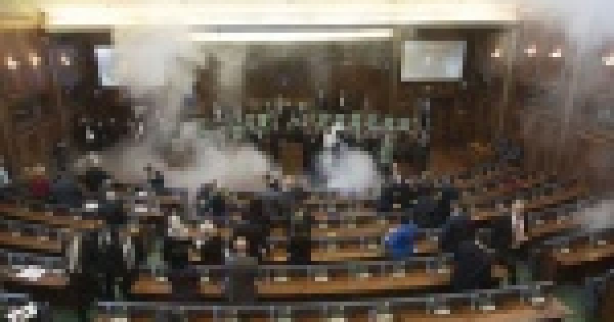 В парламенте Косово снова распылили слезоточивый газ