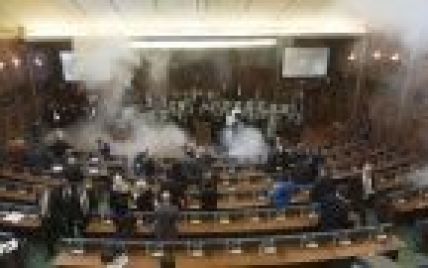Несмотря на жесткие меры безопасности в парламенте Косово снова распылили слезоточивый газ