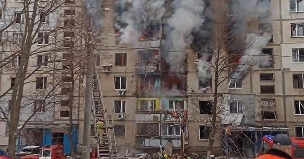 В Харькове горит жилая многоэтажка (фото)