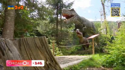 Велоцераптори посеред Карпат: перший в Україні стаціонарний парк з динозаврами