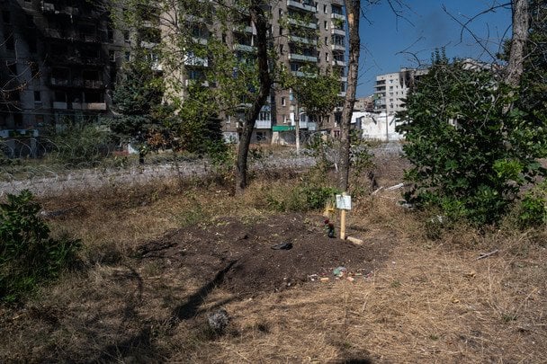 22 серпня 2026. У Холодному Яру у дворі житлового будинку поховали людей, яких вбили росіяни. / © Associated Press