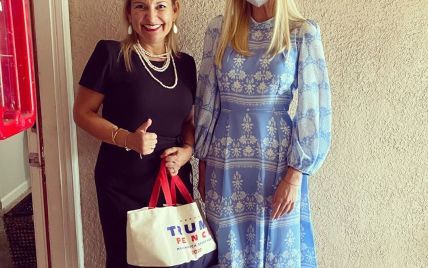В цветочном платье и маске с жемчугом: красивая Иванка Трамп помесила тесто для хлеба
