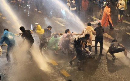 В Таиланде протестующих разгоняют водометами и задерживают: двум из них грозит пожизненное заключение