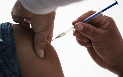 Гендиректор Pfizer заявив про необхідність третьої дози вакцини від коронавірусу, а потім – щорічної
