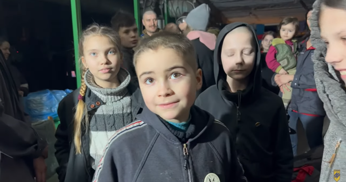 Діти мріють побачити сонце: "Азов" показав, як у підвалах заводу живуть мирні мешканці Маріуполя